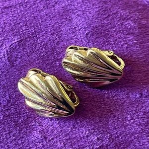 Mid-century vintage clip on earrings. Sarah Coventry 3/4".